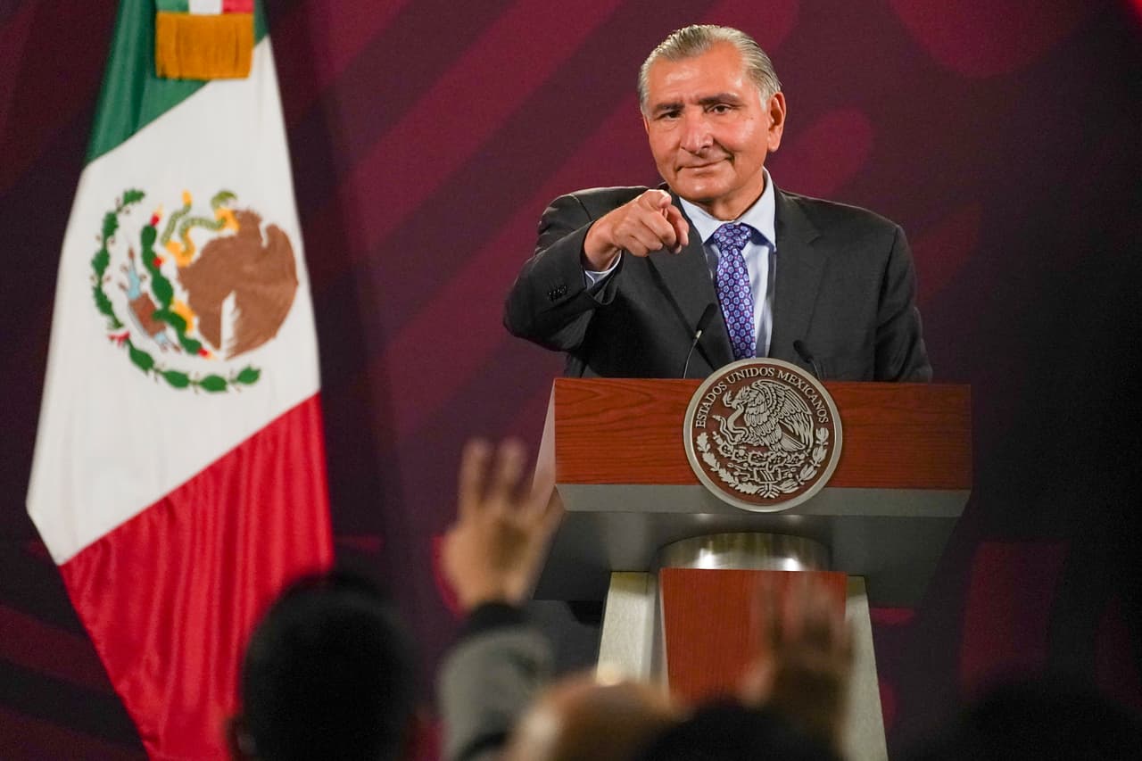 Adán Augusto López Hernández durante una rueda de prensa en Palacio Nacional de México en sustitución de Andrés Manuel López Obrador el 24 de abril de 2023.