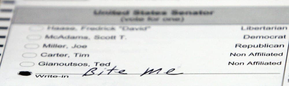 Una papeleta electoral en la que un votante mostró su disconformidad con los candidatos en las elecciones de Alaska en 2010.
