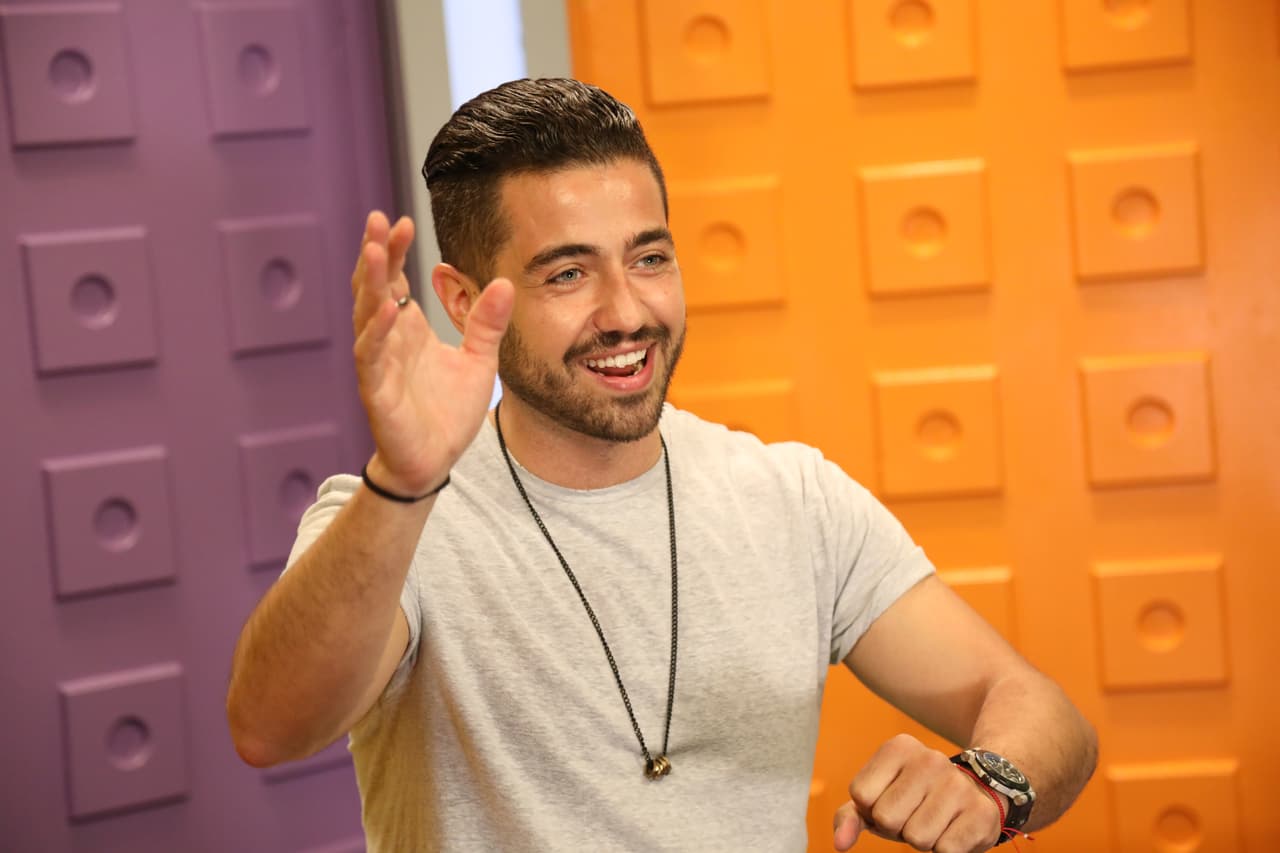 Otro que pasó por el set digital de Premios Juventud fue el presentador Borja Voces.