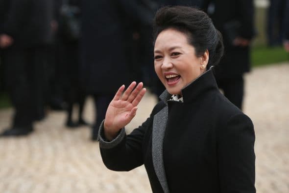 57.- PENG LIYUAN: Es la Primera Dama de China, reconocida por su compromiso con la salud y la educación de su nación. Peng promueve la educación rural en China y hace campaña contra la tuberculosis de la Organización Mundial de la Salud.
