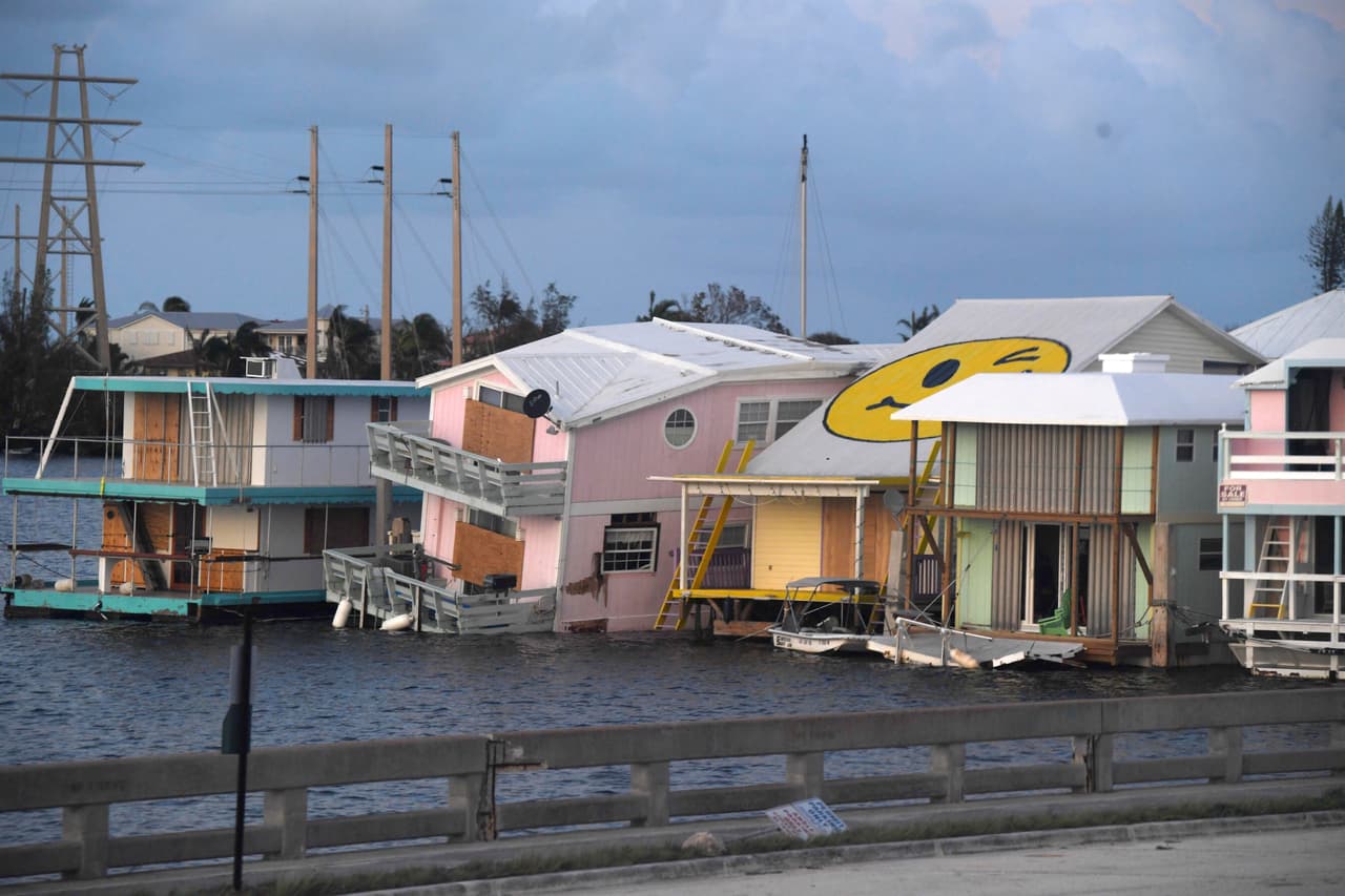 Casas dañadas en las costas de las islas. Aún hay muchos residentes de las islas más al sur del sistema de los Cayos que no pueden regresar a sus hogares.