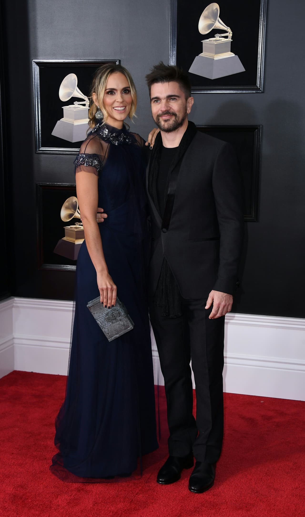 Juanes llegó a la entrega número 60 del GRAMMY en compañía de su esposa Karen Martínez.