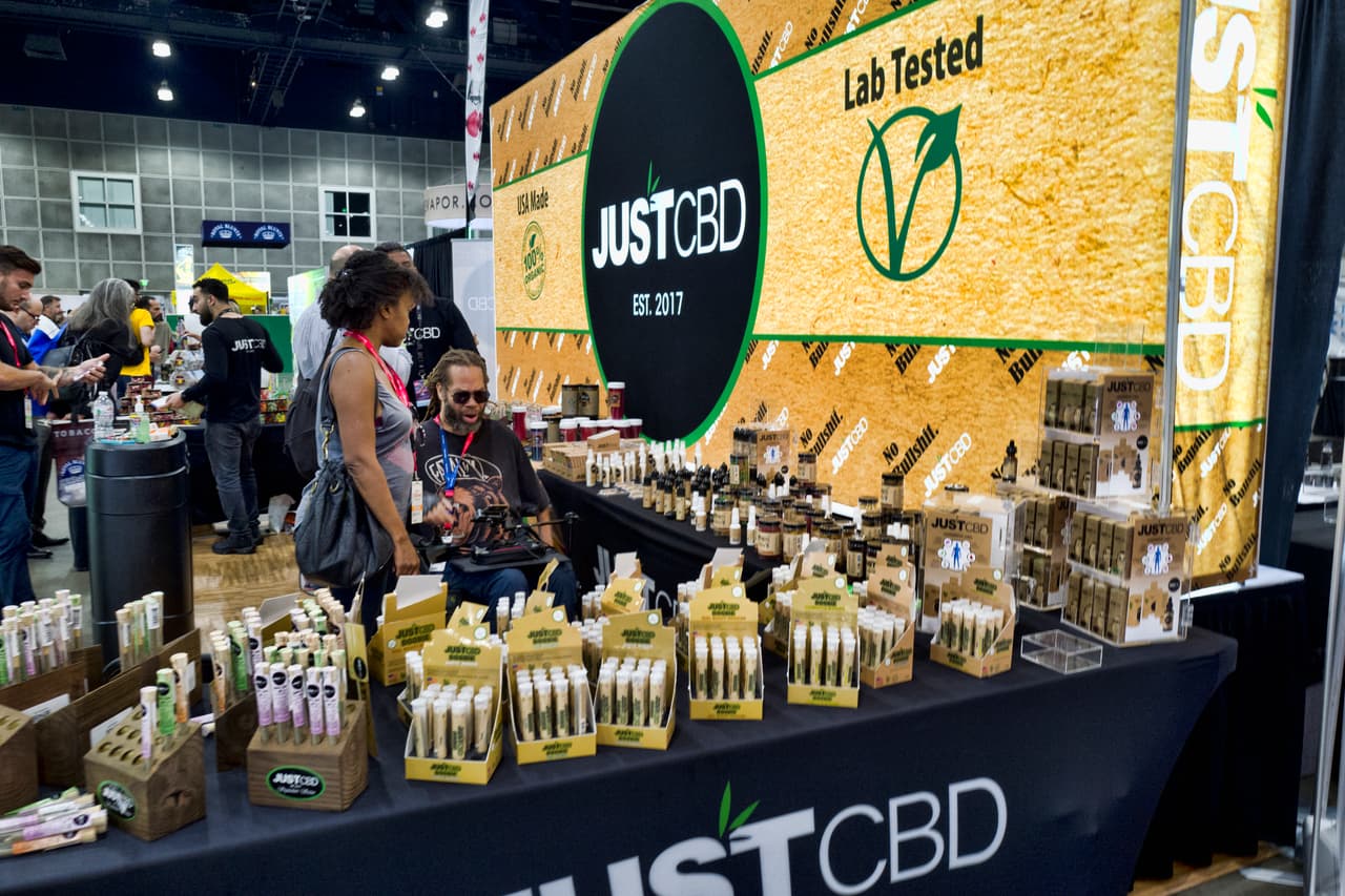 En Estados Unidos se vende a través de internet, y se ha vuelto popular en tiendas de todo el país. La mayoría del CBD proviene del cáñamo, que según el gobierno contiene menos de 0.3% de THC, el tetrahidrocannabinol (THC), el componente de la marihuana que causa la euforia y la intoxicación: la sensación de "estar drogado".