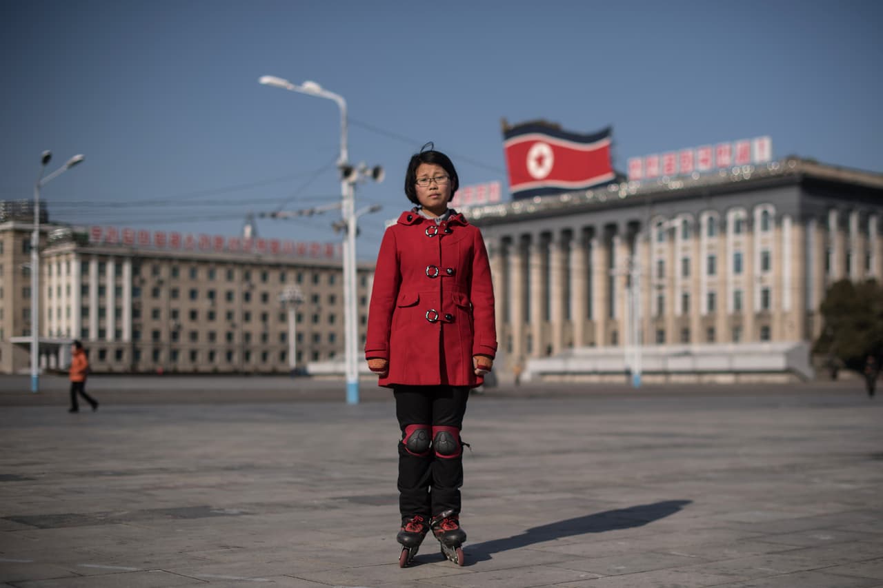 La joven estudiante la estudiante Kim Hong, posa para una foto mientras practica patinaje en la plaza Kim Il-Sun, en el corazón de Pyongyang..