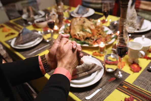 Mucha comida + bebidas = indigestión y acidez: cómo evitar los efectos del banquete de Navidad o Año Nuevo