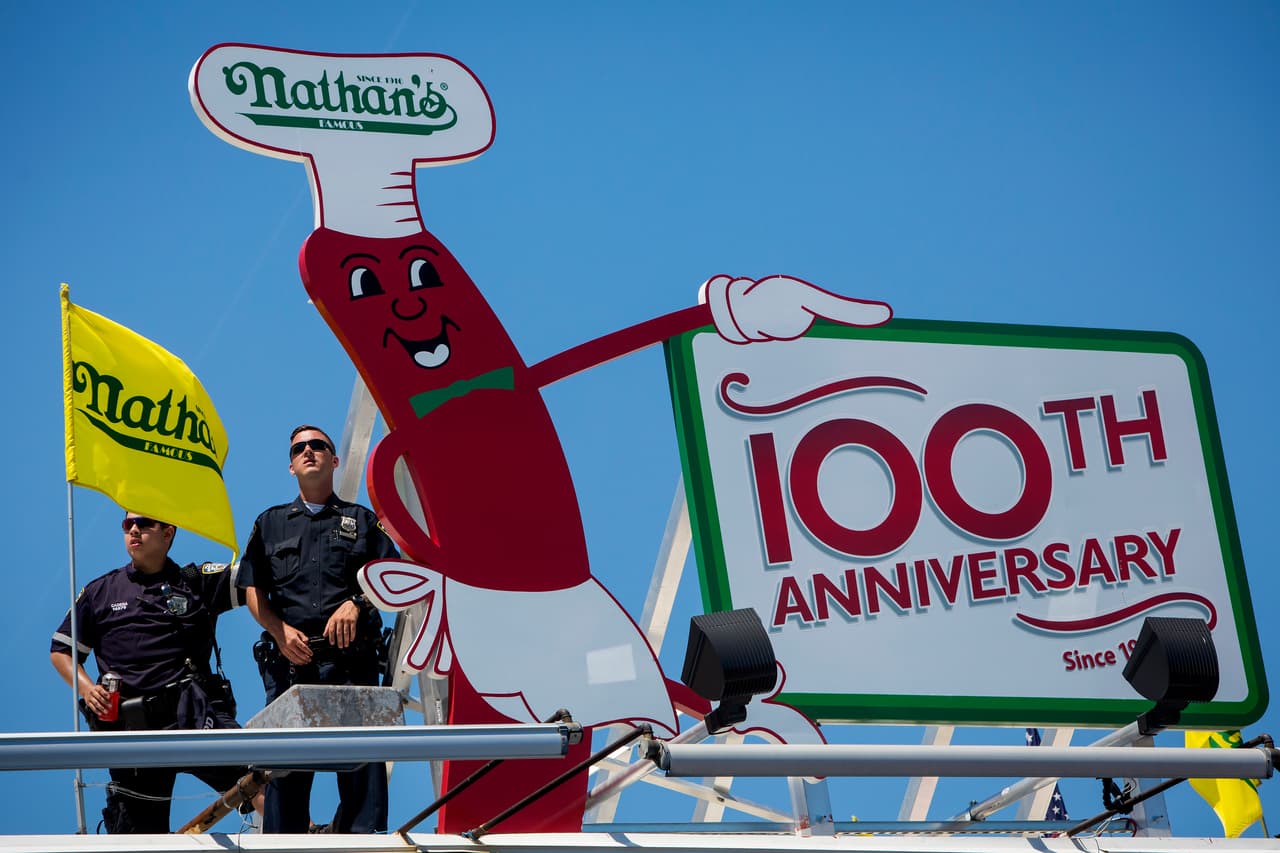 Nueva York impone un récord Guiness derrotando a Japón con 1,916 salchichas