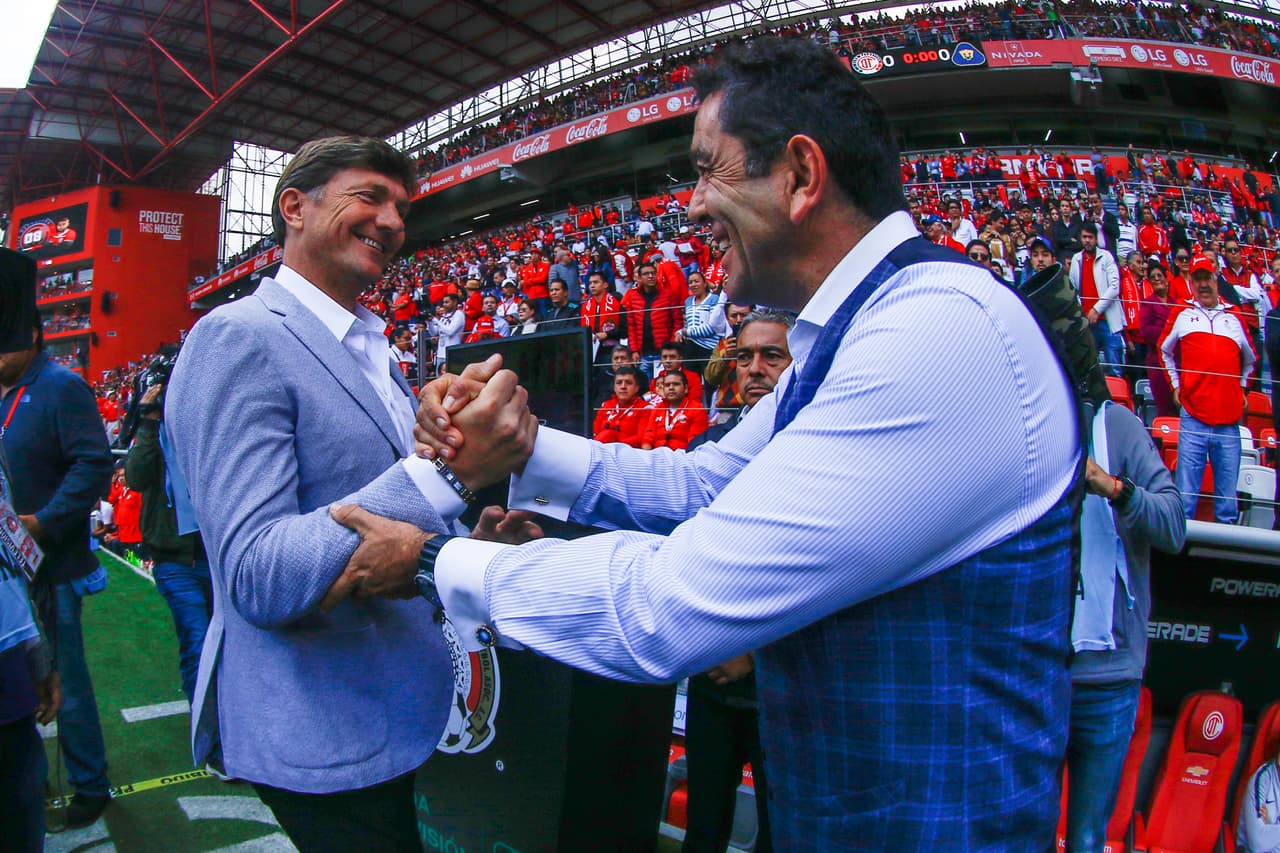 Los entrenadores Hernan Cristante (izquierda) de Toluca y David Patiño (derecha) de Pumas en el saludo antes del partido.