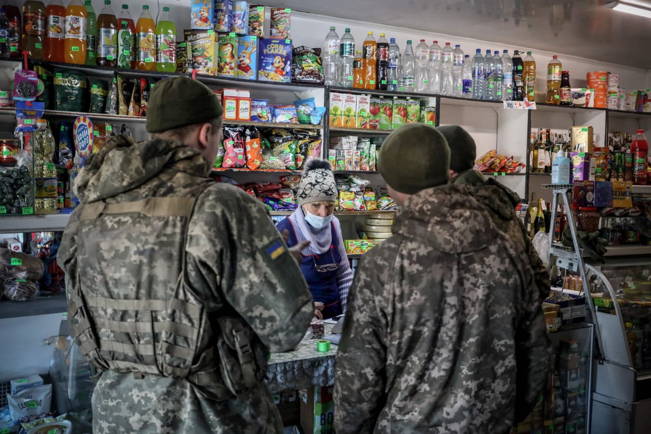 Militares ucranianos en Avdiivka, Donetsk. Esta región, antes conocida como Stalino, es la principal ciudad de la cuenca minera del Donbas y uno de los principales centros metalúrgicos de Ucrania.
<b>Tiene una población de dos millones de habitantes. </b>