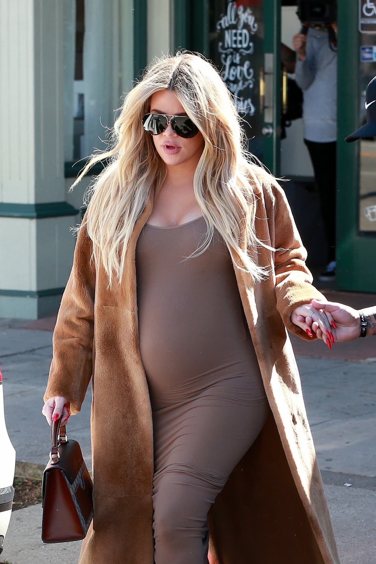 Khloé Kardashian, quien lleva un año y medio de relación con el basquetbolista Tristan Thompson, quiere dar a luz en Ohio. Ya hizo planes para trasladar a su doctora hasta la ciudad de Cleveland.