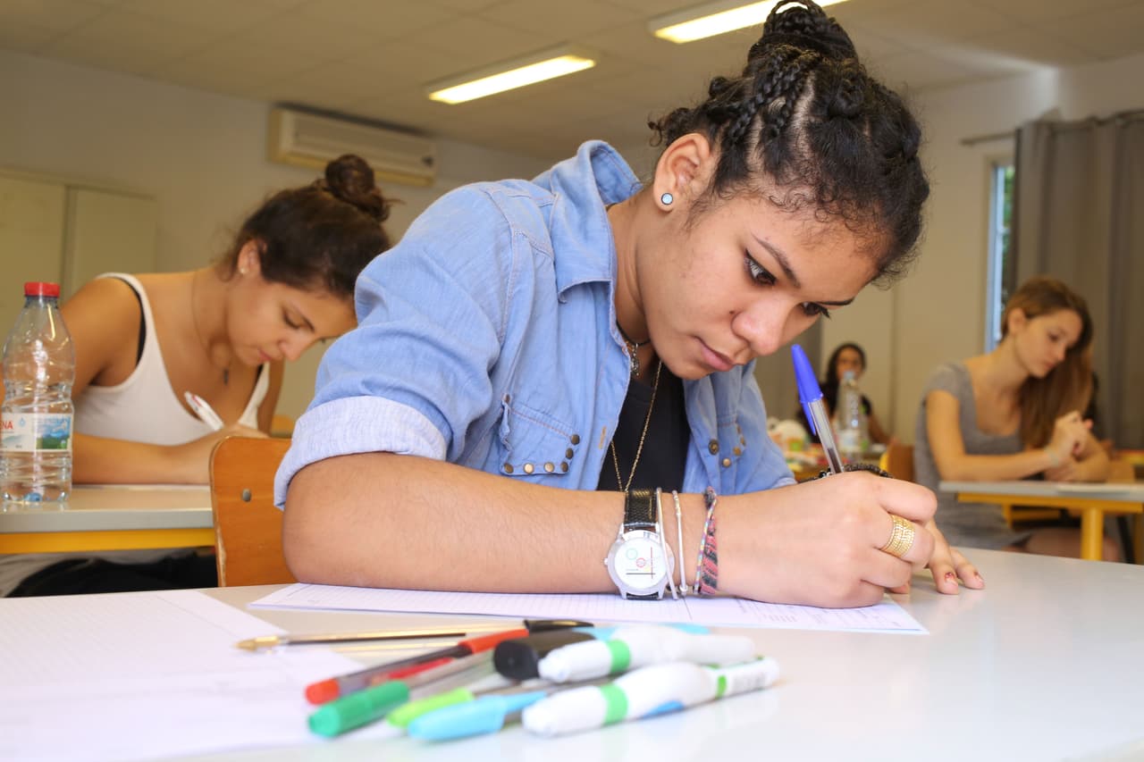 Estudiantes de EEUU siguen sacando peores calificaciones en ciencias y matemáticas que asiáticos y rusos