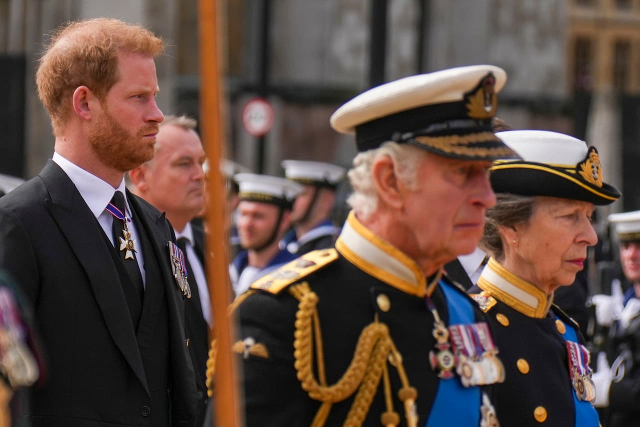 <b><a href="https://www.univision.com/famosos/principe-harry-uniforme-militar-historica-vigilia-reina-isabel-fotos" target="_blank">El príncipe Harry vistió un traje civil</a></b> en lugar de un uniforme militar debido a que ya no es un miembro de alto rango de la realeza.