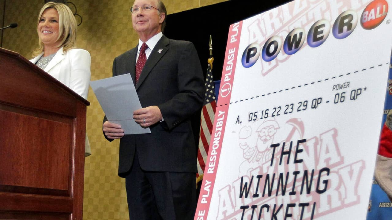 1. 
<b>$587,500,000 millones de Powerball</b>, sorteados el 28 de noviembre de 2012 y ganados por 
<b>Matthew Good</b>, quien dividió el premio con otro jugador en Missouri.
