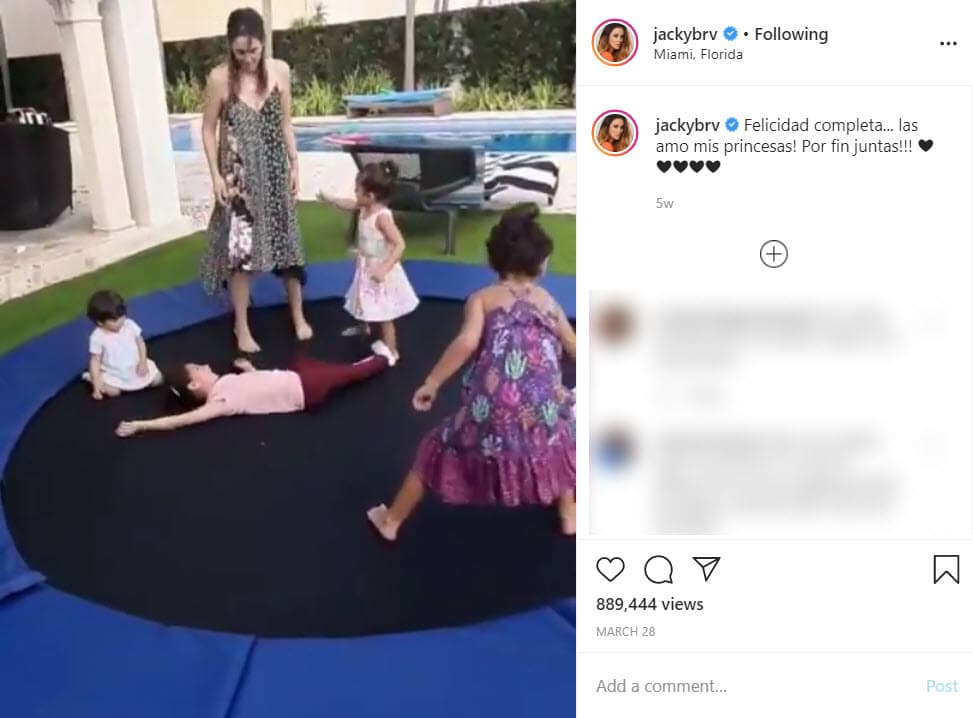 A través de videos y fotografías la pareja ha
<b><a href="https://www.univision.com/famosos/jacky-bracamontes-presume-la-obra-de-arte-familiar-para-toda-la-vida-de-la-que-sus-mellizas-no-forman-parte-video">documentado algunas actividades</a></b> que realizan para pasar el tiempo en compañía de sus hijas Jacqueline (7 años), Carolina (5), Renata (3) y las gemelas Paula y Emilia (1).
<br>