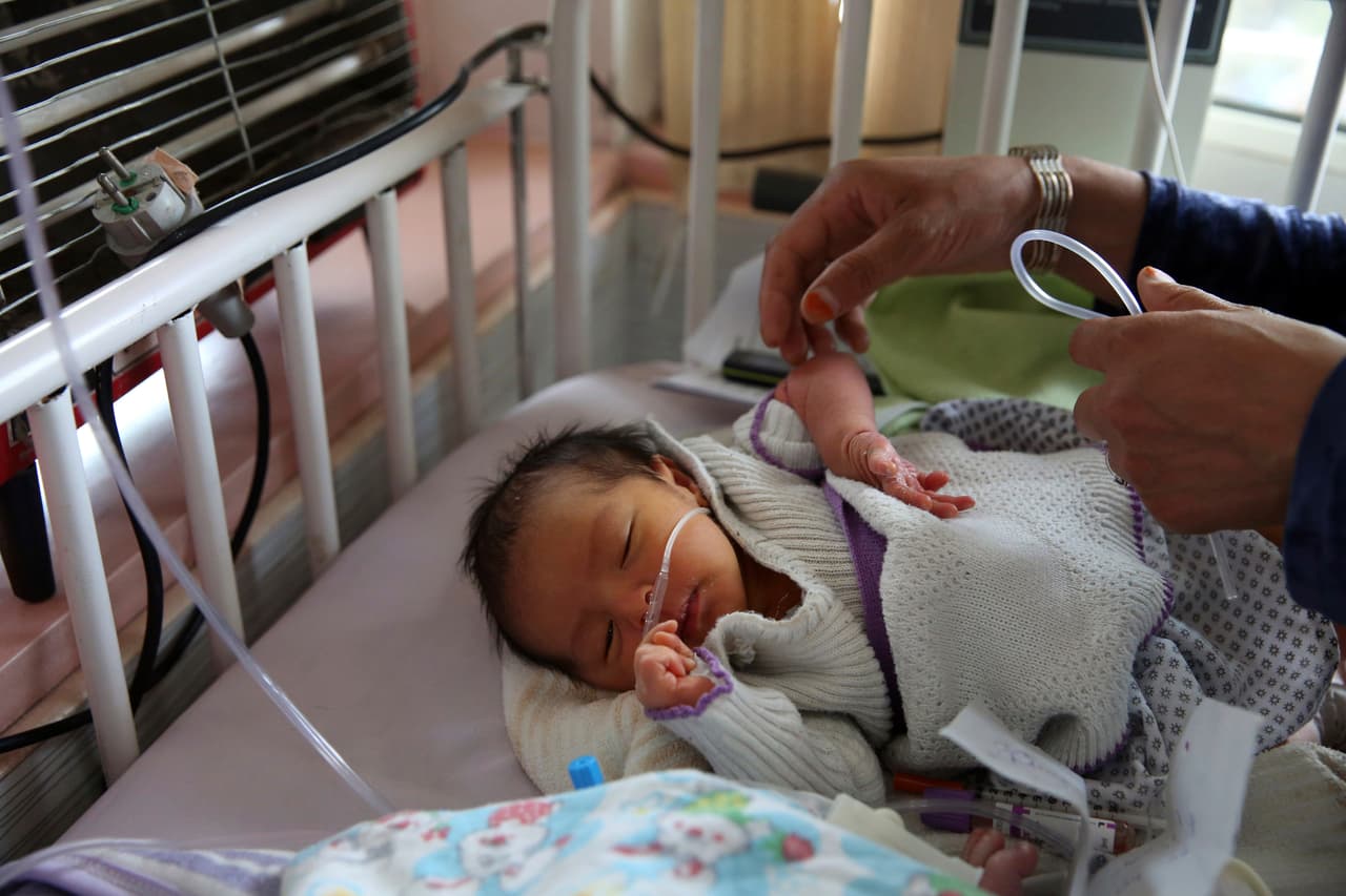 Este es otro de los bebés sobrevivientes. Las autoridades han estado trabajando para identificar a los bebés y entregarlos a sus familias.
<b>Muchos de estos recién nacidos ni siquiera tienen nombre aún.</b>
<br>