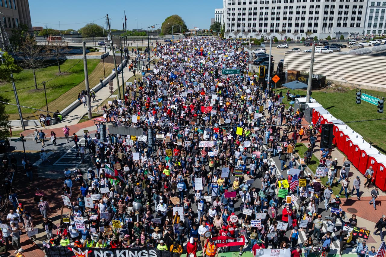 Una vista aérea muestra a personas marchando cerca del edificio del Capitolio del estado de Georgia, donde miles de manifestantes alzaron la voz de forma pacífica.