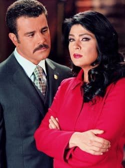 En este protagónico que compartía con César Évora, actuó junto a 
<b>Victoria Ruffo.</b>