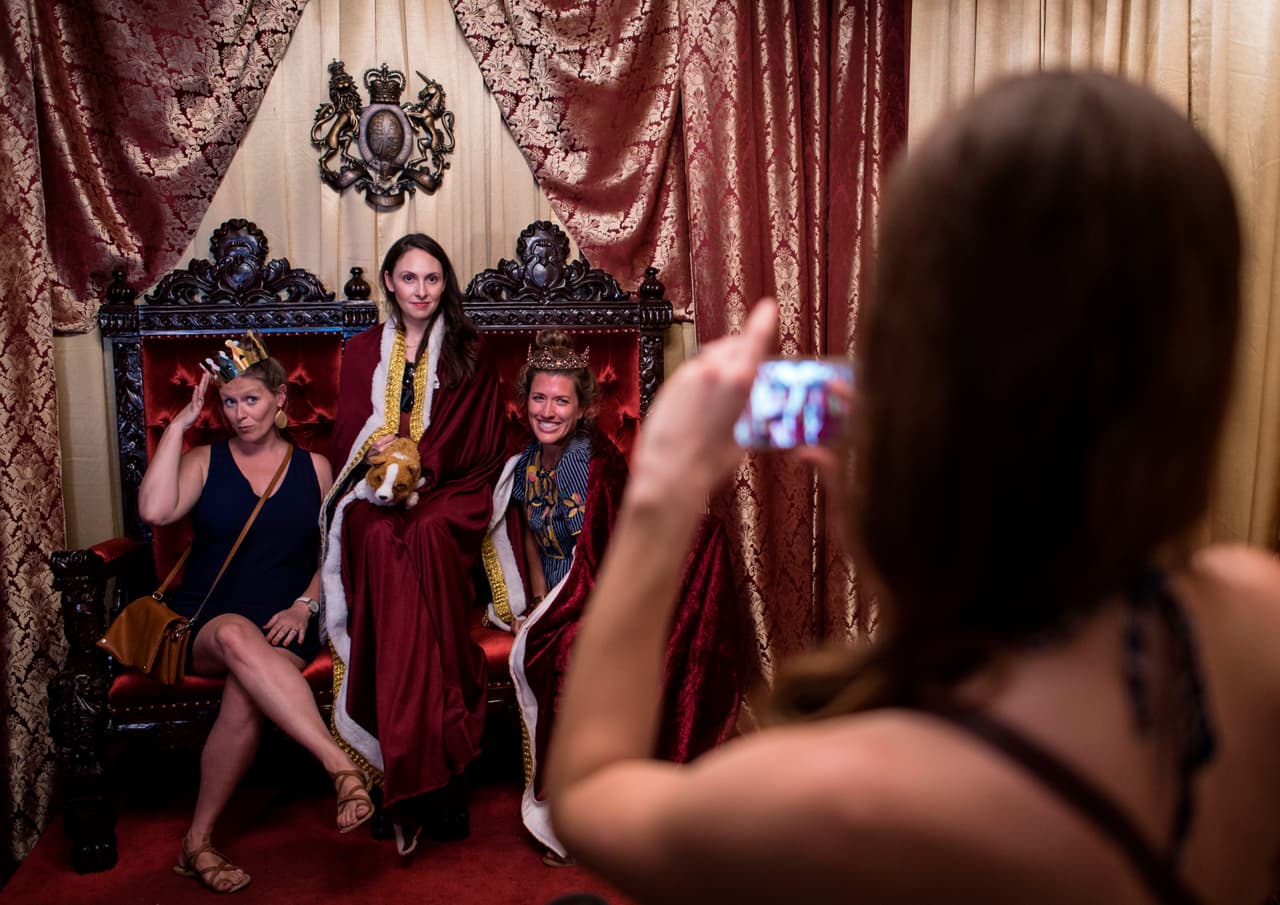 No hay que ser fanático de la realeza para asistir, pero sin duda el lugar llama a aquellos que sienten algún tipo de afinidad con la monarquía o con la actriz.