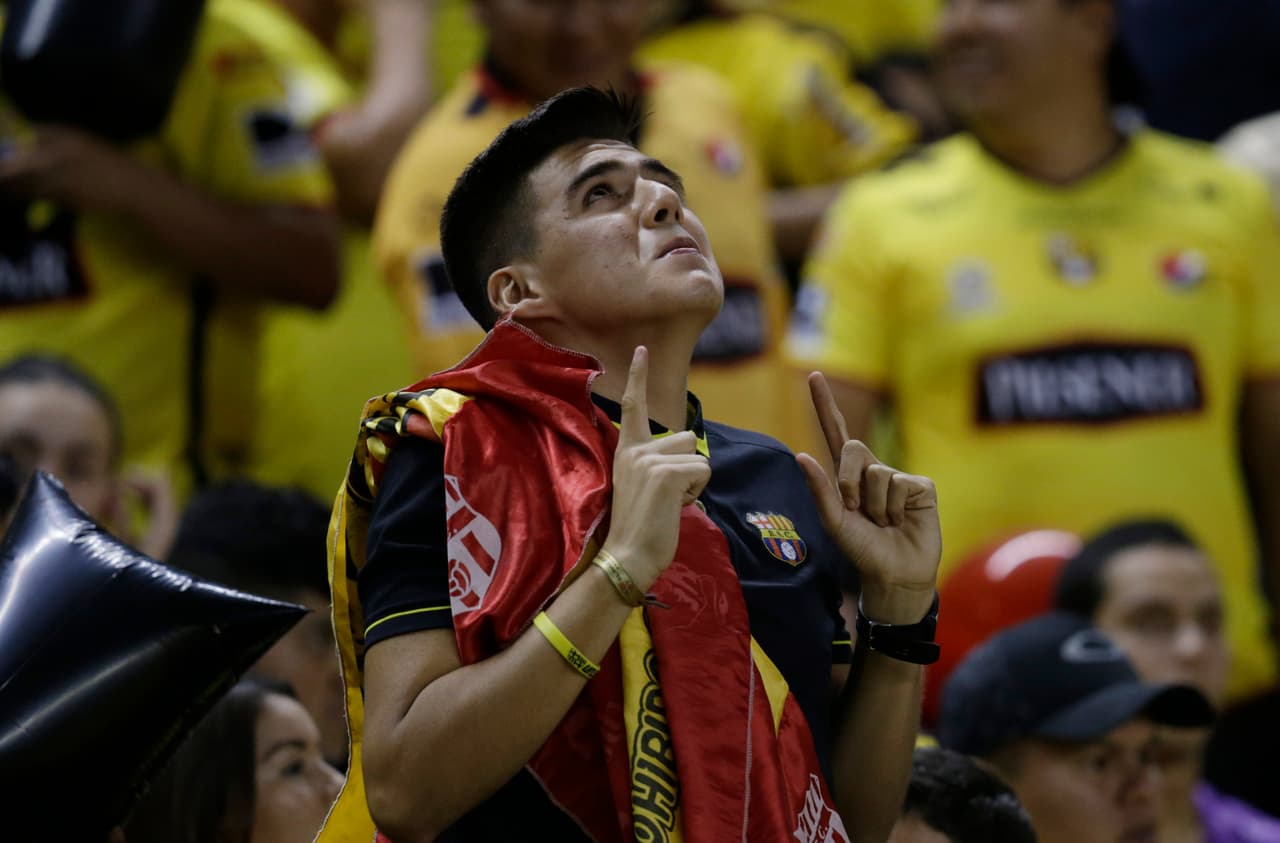 The Best entrega un reconocimiento como premio especial a la mejor hinchada.