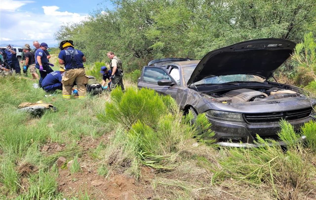 Las acciones imprudentes de un traficante resultaron en un accidente grave en Benson, reportó la Patrulla Fronteriza. Los agentes de la estación Willcox intentaron detener el vehículo en la SR-90, pero el conductor huyó. Mientras el vehículo viajaba hacia la I-10, los agentes apagaron sus luces y sirenas. El conductor se estrelló. Una ambulancia atendió a dos de los migrantes.