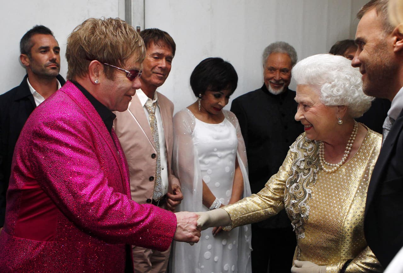 <b>Elton John</b>
<br>
<br>Elton John es uno de los artistas más cercanos a la familia real. En 1998, la misma Reina Isabel lo proclamó caballero, este título fue otorgado por su contribución musical y además por sus labores musicales. El icónico cantante manifestó que la monarca hacía parte esencial de su vida: "Era inspirador estar alrededor de su presencia y guió al país a través de algunos de nuestros más grandes y más oscuros momentos con gracia, decencia y una calidez genuina".