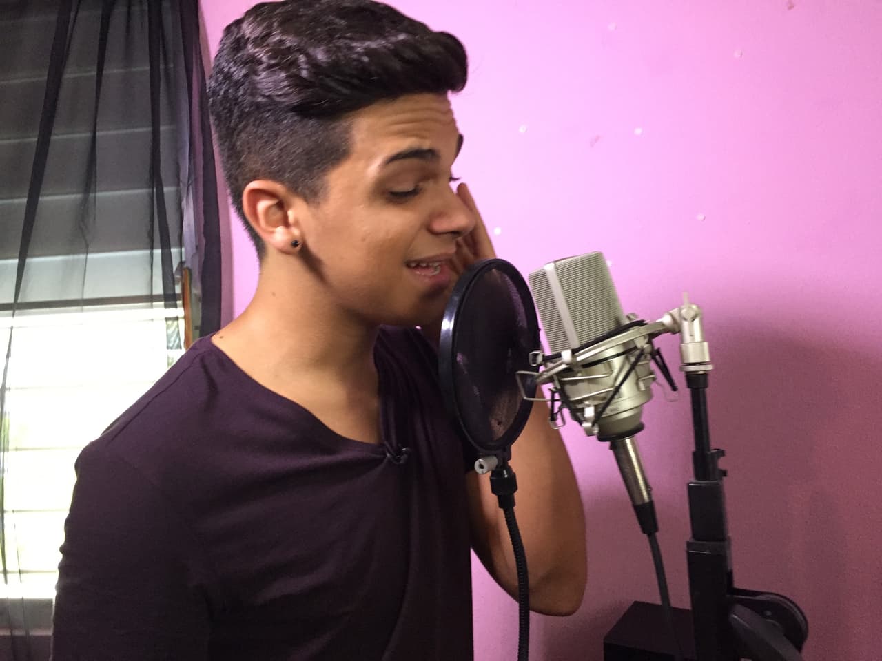 En su cuarto tiene un pequeño estudio.