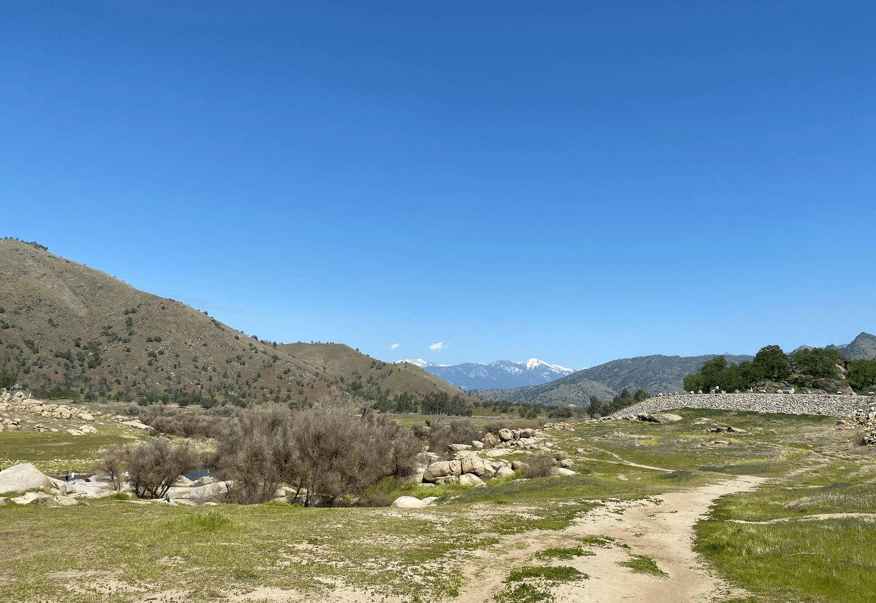Antes de llegar al río, encontrarás el lago Kawaeh un reservorio bajo
<b><a href="https://corpslakes.erdc.dren.mil/visitors/projects.cfm?Id=L218090" target="_blank">U.S. Army Corps of Engineers. </a></b>