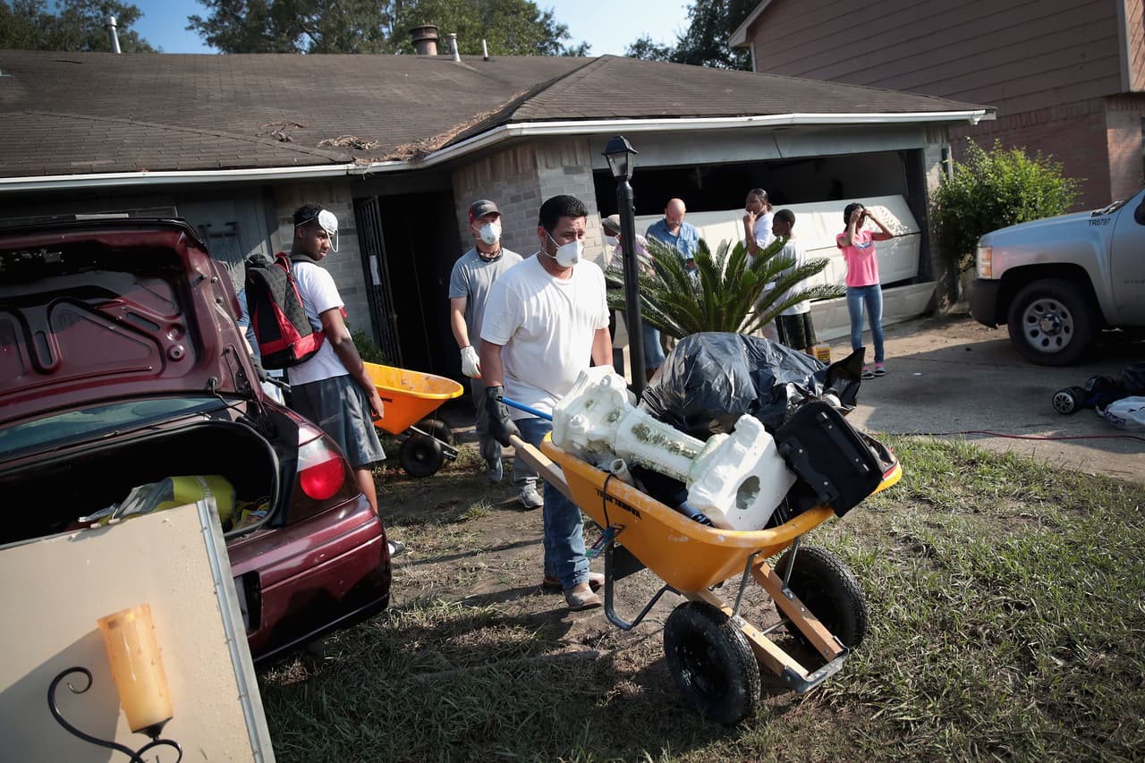Cornell Beasley es asistido por sus compañeros de trabajo en una contratista de construcción, para recuperar su hogar inundado en Houston.