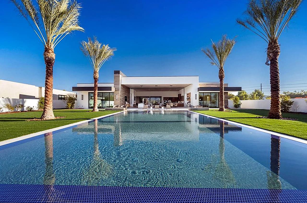 En el exterior tiene una piscina de estilo infinito.
<br>