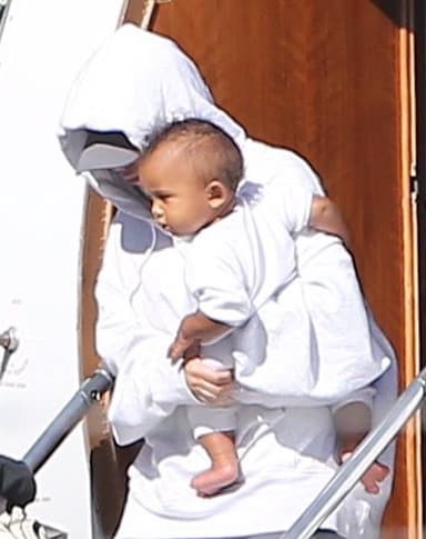 Con el mismo atuendo con la que la vimos salir de Manhattan.