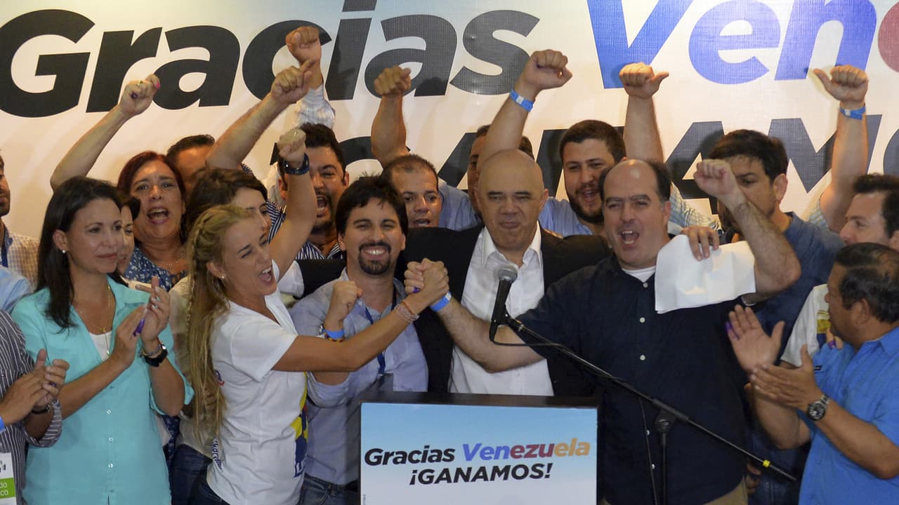 La oposición logra una contundente victoria en Venezuela