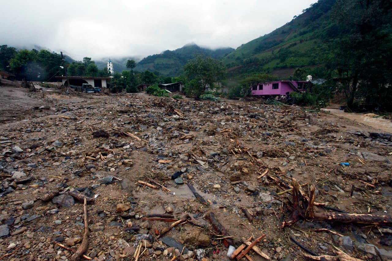 Una vista de la comunidad de Tlaola, Puebla, tras el paso de la tormenta tropical 'Earl'.