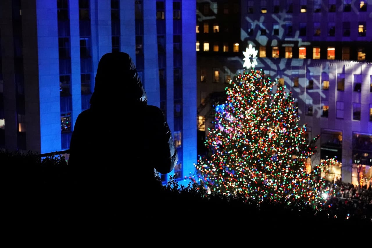 Más de 50,000 luces adornan al árbol que estará expuesto hasta el 7 de enero de 2018. (Carlo Allegri/Reuters)