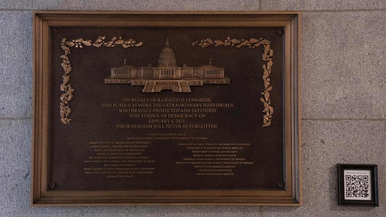 Placa del 6 de enero en honor a policías se exhibe en el Capitolio tras 3 años de retraso