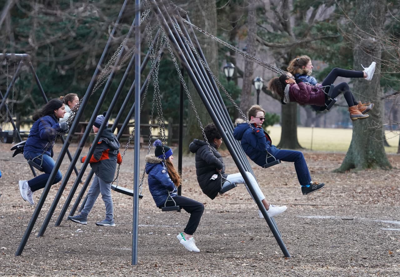Y cerca del 50% de los padres informaron que a menudo o
<b>siempre advertían a sus hijos adolescentes que se mantuvieran alejados de las autoridades y que cambiasen sus comportamientos</b>, como por ejemplo, sitios donde se reúnen con otros jóvenes.