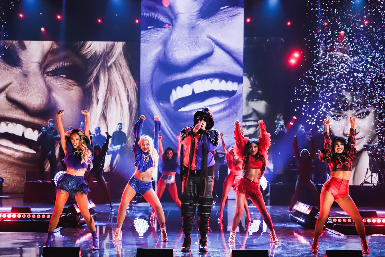 La noche cerró con la alegría de Celia Cruz. KYEN? ES? llevó una nueva versión de sus más exitosos temas.