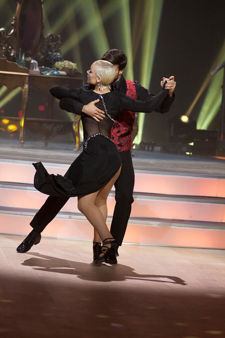 Otro de los momentos cumbres de la noche, fue la participación de Santiago Ramundo quien conquistó al bailar
<b><a href="https://www.univision.com/shows/mira-quien-baila/amor-en-la-pista-santiago-ramundo-es-enviado-al-friend-zone-por-emma-video"> el tango 'Por una cabeza' </a></b>de Carlos Gardel.