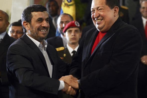 Mahmud Ahmadinejad. Venezuela es uno de los amigos más próximos del presidente iraní, inmerso en un conflicto diplomático con las potencias occidentales e Israel por su programa nuclear. Chávez y Ahmadinejad se comprometieron en junio pasado en Caracas a resistir juntos "la presión del imperialismo".