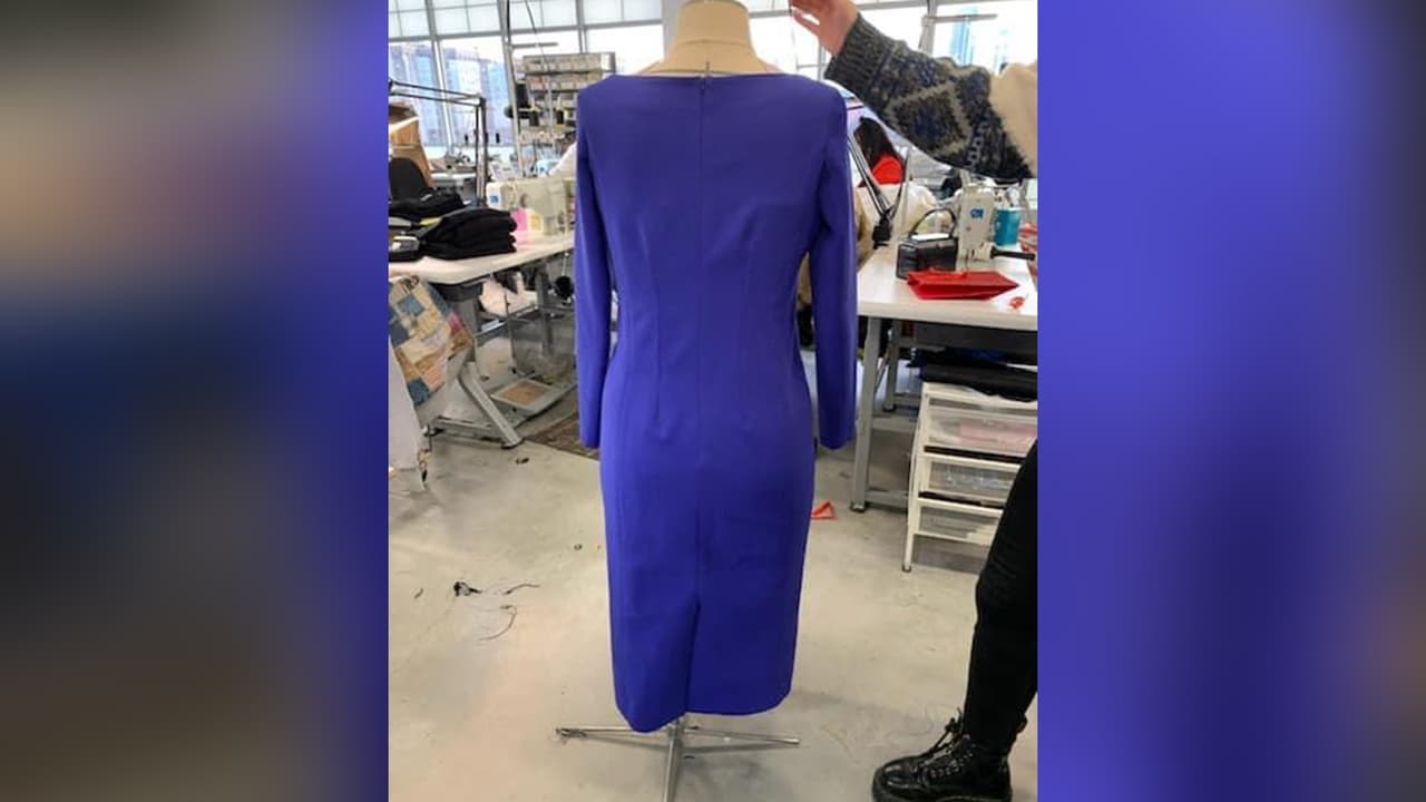 Lograron cumplir los requerimientos de las tres piezas que se le pidieron para que usara Kamala Harris, y agrega que ha trabajado con grandes diseñadores, pero la influencia más grande la recibió de su madre.