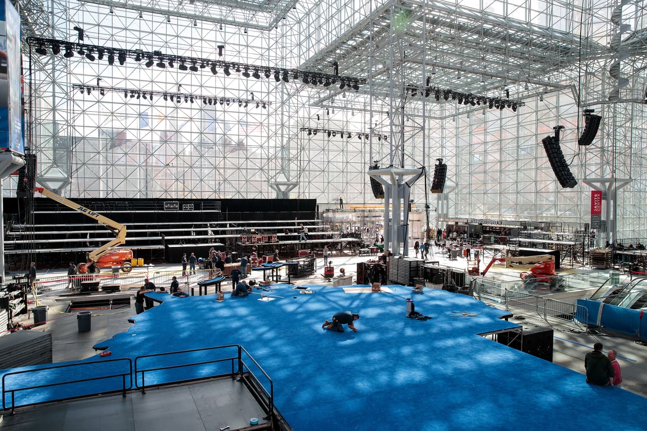 Un gripo de trabajadores preparan el escenario para la candidata presidencial demócrata Hillary Clinton, quien se presentará en el Jacob K. Javits Convention Center en la noche de las elecciones.