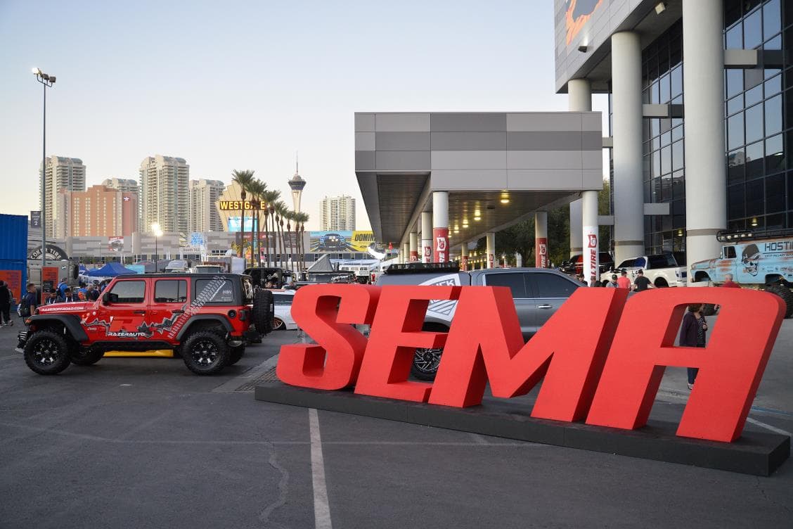 La feria de preparaciones más grande e importante del mundo, el SEMA Show 2019, ha abierto sus puertas. El evento, llevado a cabo en Las Vegas, Nevada, acoge a más 70,000 personas en unas instalaciones que supera el millón de pies cuadrados. Desde clásicos a modelos recién presentados por los fabricantes, el común denominador entre todos ellos es la extravagancia y picardía de su diseño.
<br>
<br>A continuación, te presentamos una mega galería con las imágenes más llamativas que nos trae este eterno paraíso de los autos modificados.