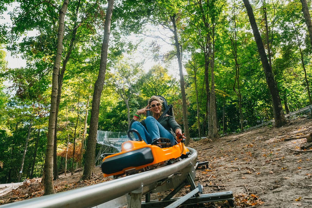 ¡La primera montaña rusa alpina de Illinois está en Aerie's Resort en Grafton, Illinois! Nuestra emocionante montaña rusa de gravedad es perfecta para familiares y amigos de todas las edades. Con casi 4,000 pies de pista, 7 curvas cerradas y 8 olas/tornados, ¡sentirás la emoción de un paseo como nunca antes!