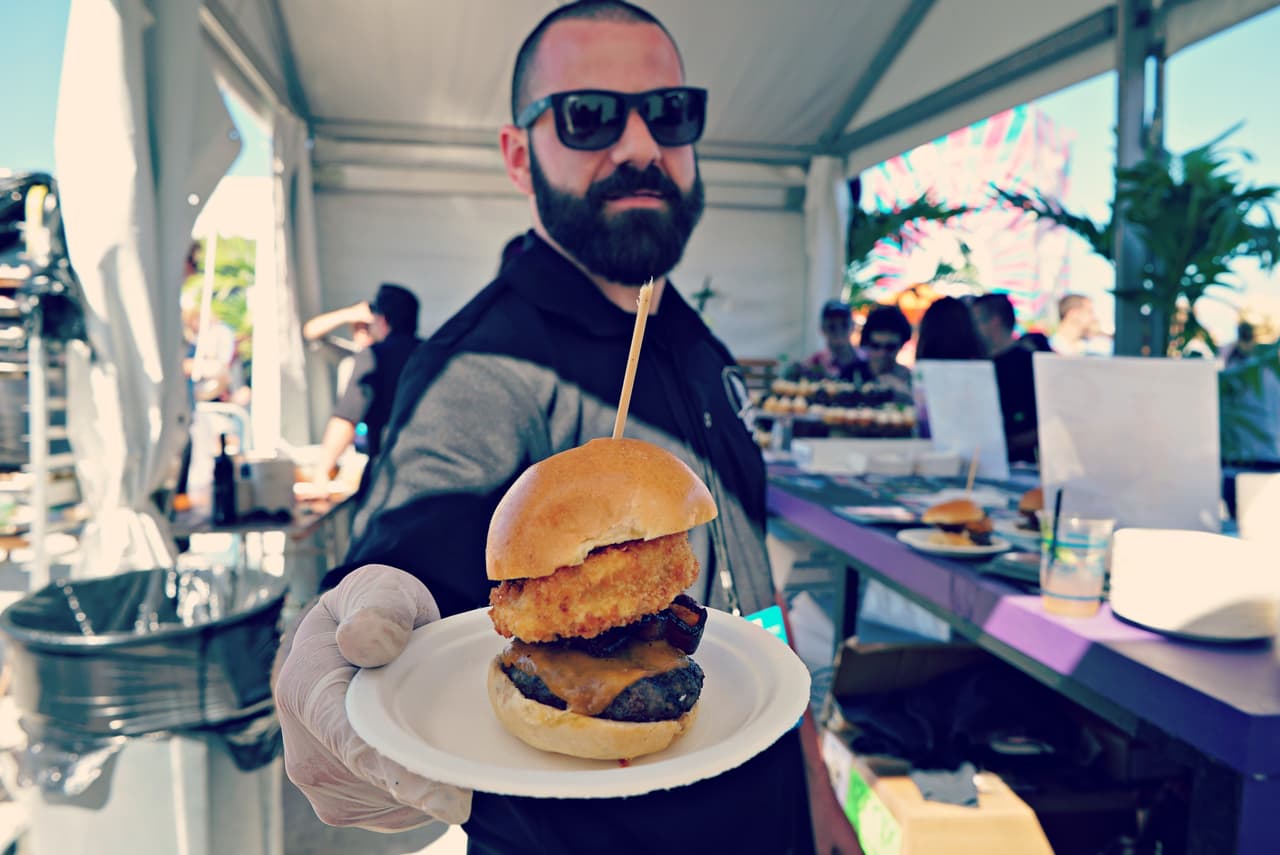 Javier García de Batch Gastro Pub (30 SW 12th St) con una hamburguesa cuyo secreto es el tocino ahumado.