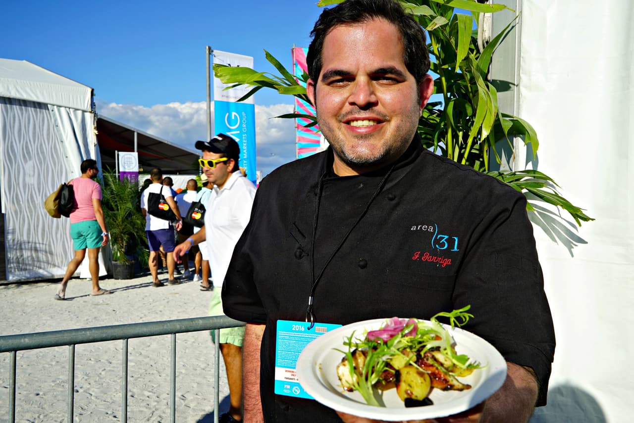 Julián Garriga de Área 31 (270 Biscayne Blvd Way) presentó un pulpo español a la parrilla con papa ahumada.