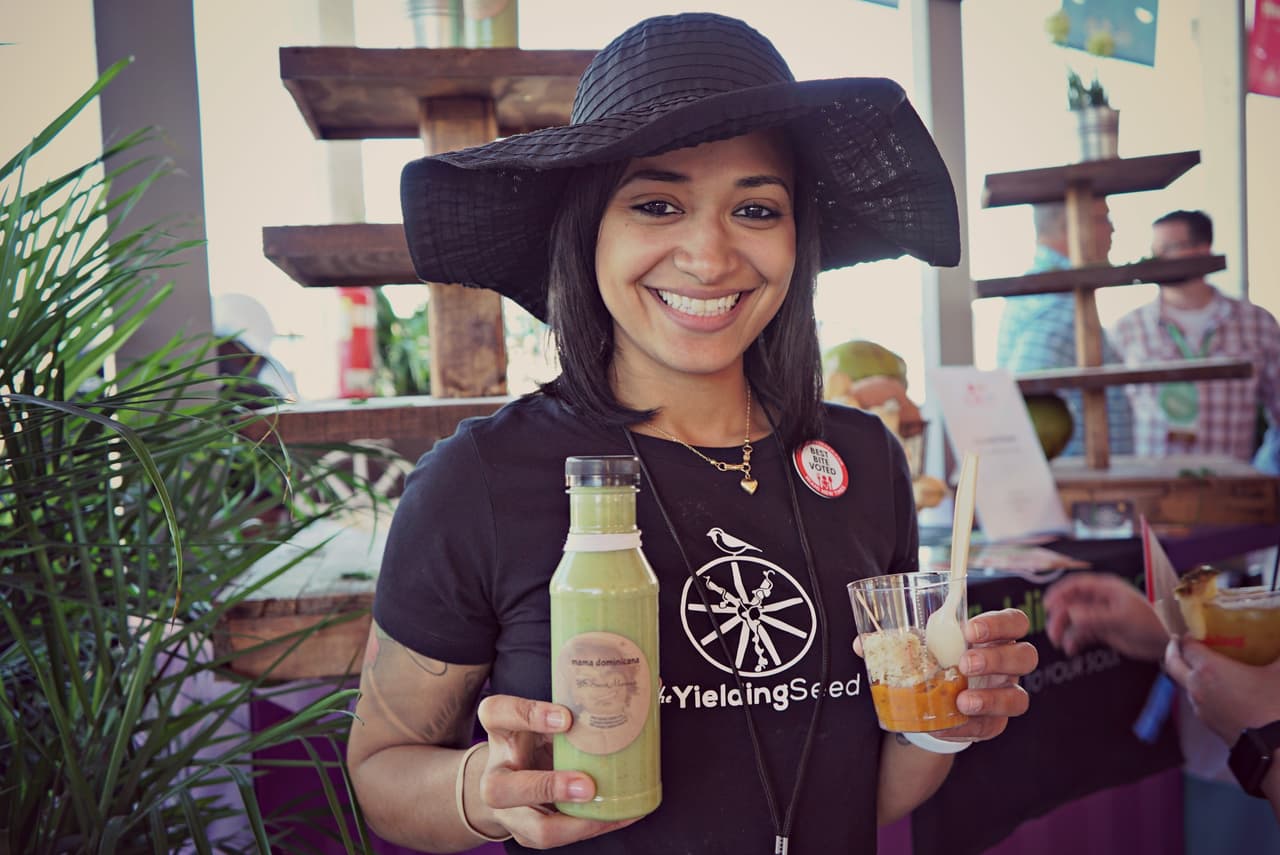 Helen Morales, junto a sus socios Abel Morales y Joseph Orukotan, se dedican a preparar platos de cocina saludable con un toque latino en The Yielding Seed un servicio de catering que está por estrenar local el 13 de marzo (1311 SW 107th Avenue).