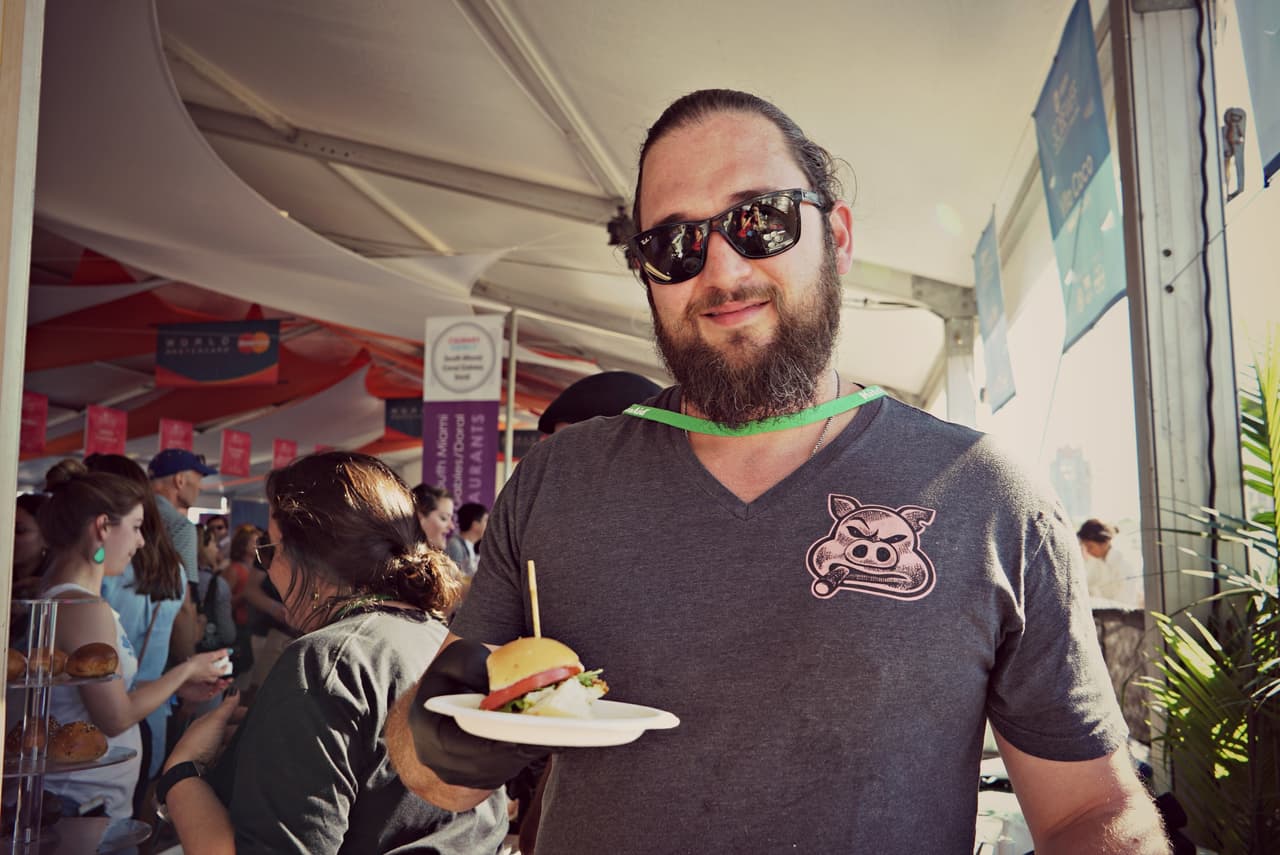 Andres Barrientos de Miami Smokers (306 NW 27th avenue) especialista en curar y ahumar carne de cerdo presentó un mini sándwich de porchetta.