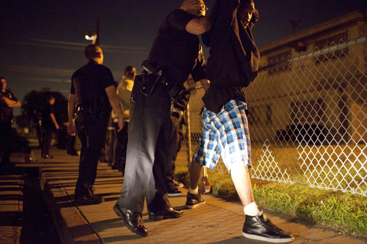 Agentes de la Policía de Los Ángeles registran a pandilleros afroamericanos durante un operativo.