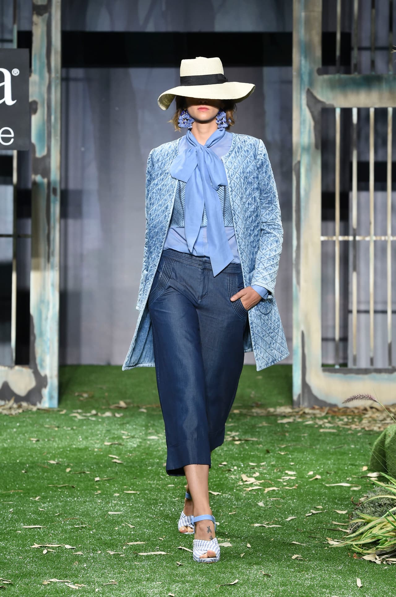 Como si desafiara a aquellas que siempre están temerosas de llevar jean a la oficina, Renata Lozano creó un universo en el que los jean corte midi, con camisas de dénim de grandes moños anudados en el cuello y las chamarras bordadas y de cuidadosa lavandería se conjugaban para sacudirle ese tono 'casual' a este material.