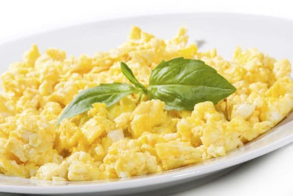 Para unos huevos revueltos extra deliciosos, agrega sal al final, una vez que estén listos, para evitar que queden acuosos. “Además, mi madre les pone un chorrito de crema, logrando una textura muy cremosa”, mencionó Sofía.