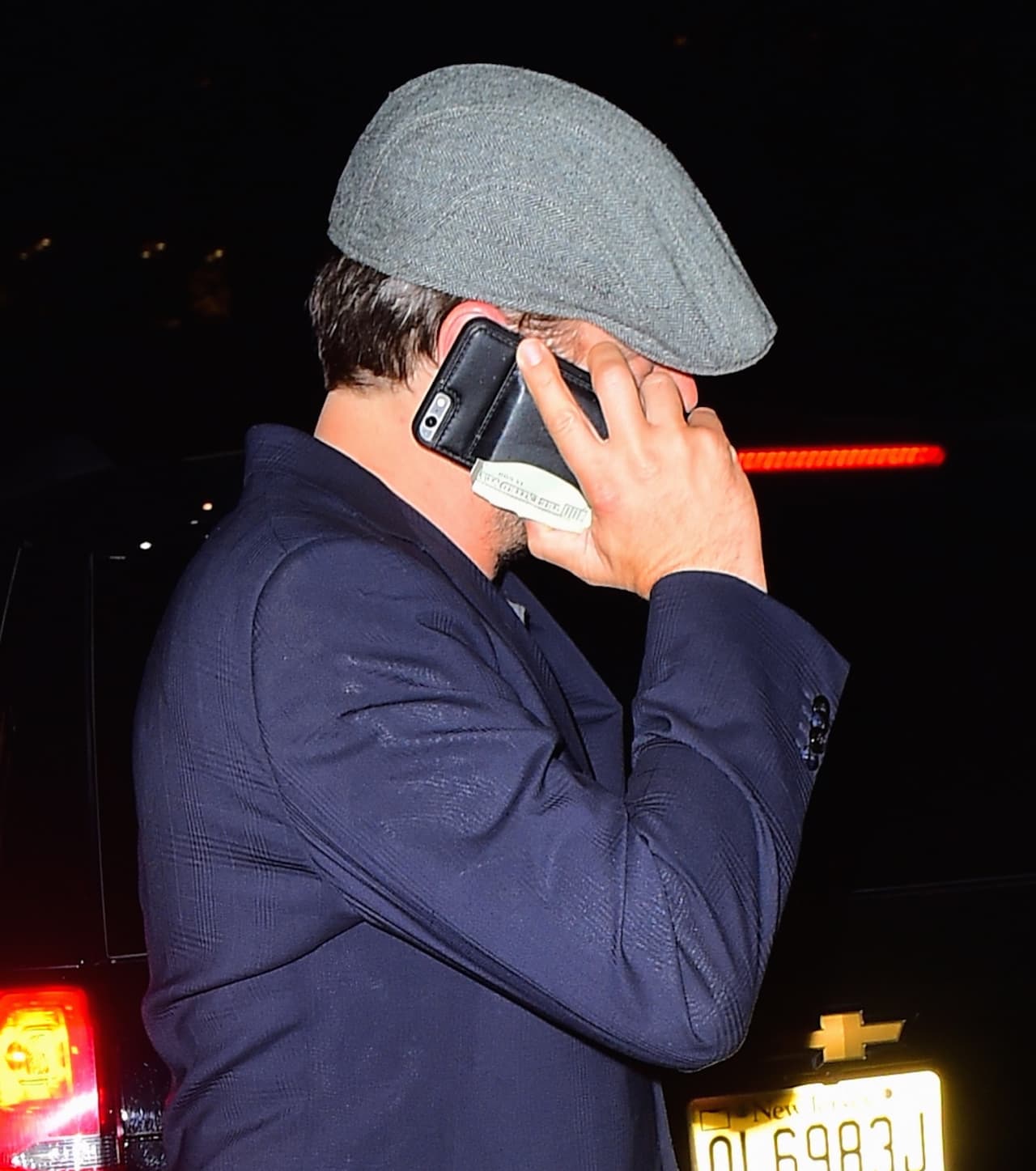 Salió a hablar por teléfono y con un fajo grande de billetes de 100 dólares.