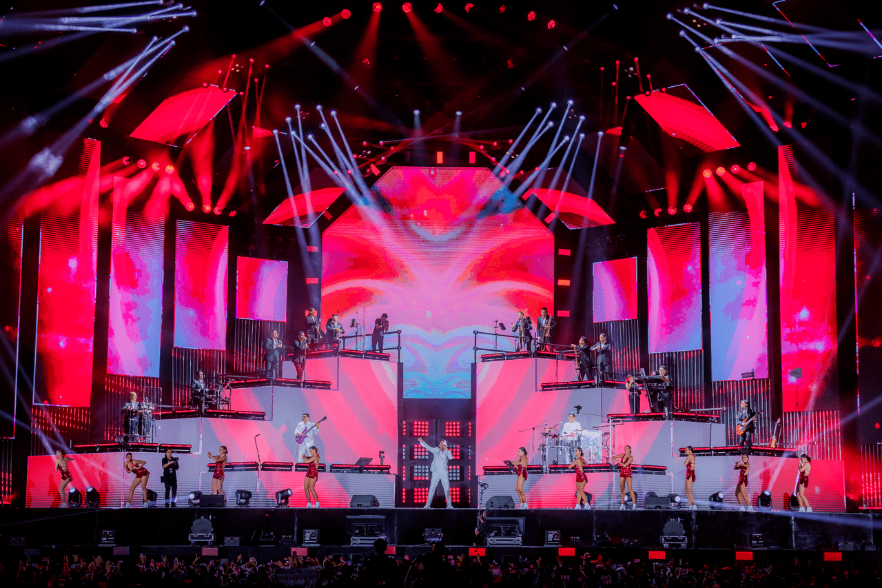 Desde el comienzo hasta el final, de 8:30 p.m. hasta la medianoche, la energía del público no decayó.